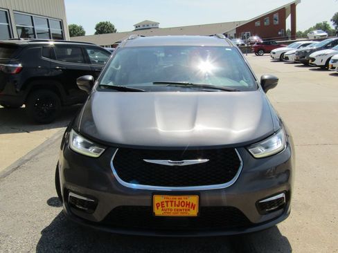 Used 2021 Chrysler Pacifica Touring-L FWD image 13