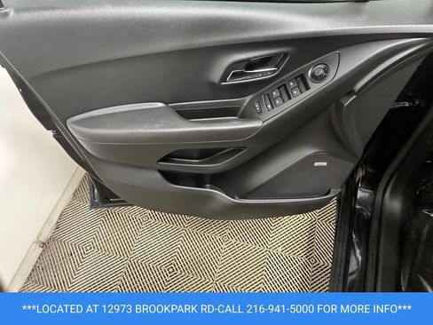Used 2020 Chevrolet Trax LT w/ Sun & Sound Package AWD/4WD image 8