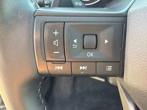 Used 2025 Nissan Rogue SV FWD image 12