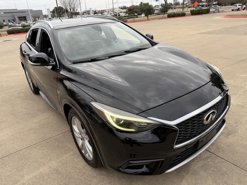 Used 2017 INFINITI QX30 Premium w/ Navigation Package image 2