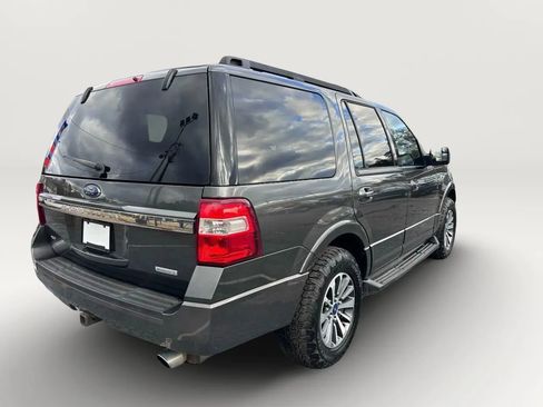 Used 2017 Ford Expedition XLT image 3