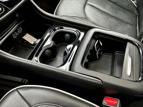 Used 2022 Chrysler Pacifica Limited w/ Uconnect Theater Family Group image 17