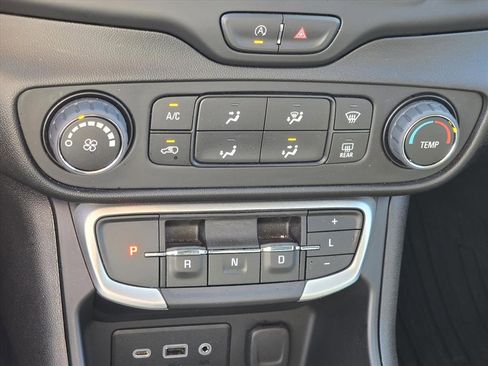 Used 2024 GMC Terrain SLE image 18