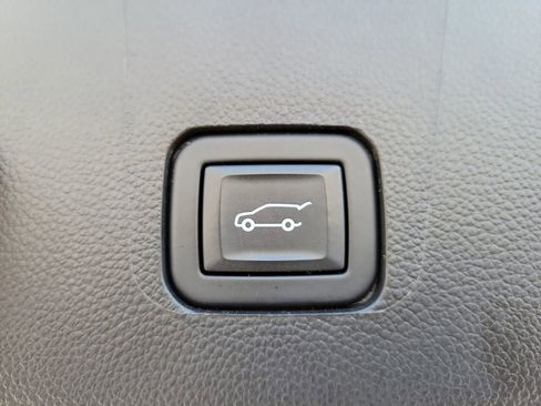 Used 2023 Chevrolet Traverse LT w/ LT Premium Package image 10