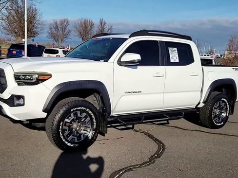 Used 2019 Toyota Tacoma TRD Off-Road w/ Technology Package AWD/4WD image 4