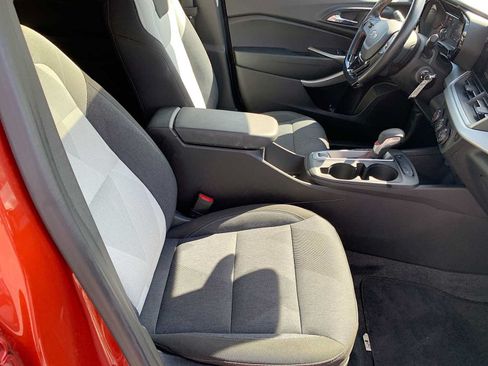 Certified 2024 Chevrolet Trax RS w/ Sunroof Package FWD image 25