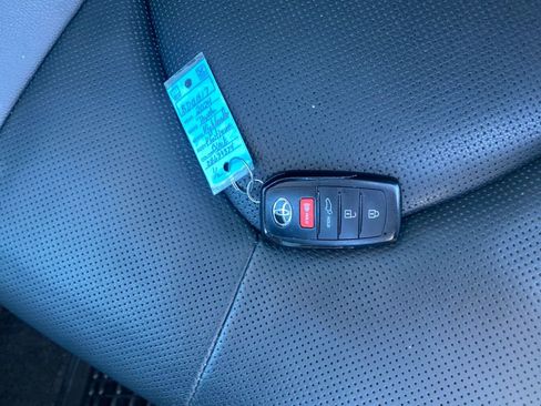 Used 2024 Toyota Highlander Platinum image 28