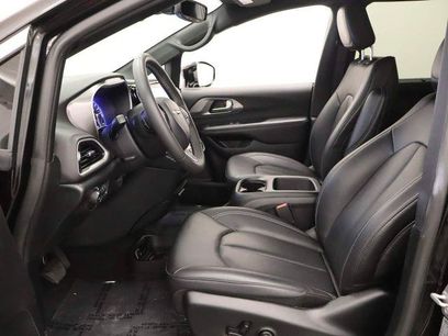 Used 2025 Chrysler Pacifica Select