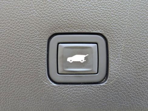Used 2020 Chevrolet Traverse LT FWD image 16