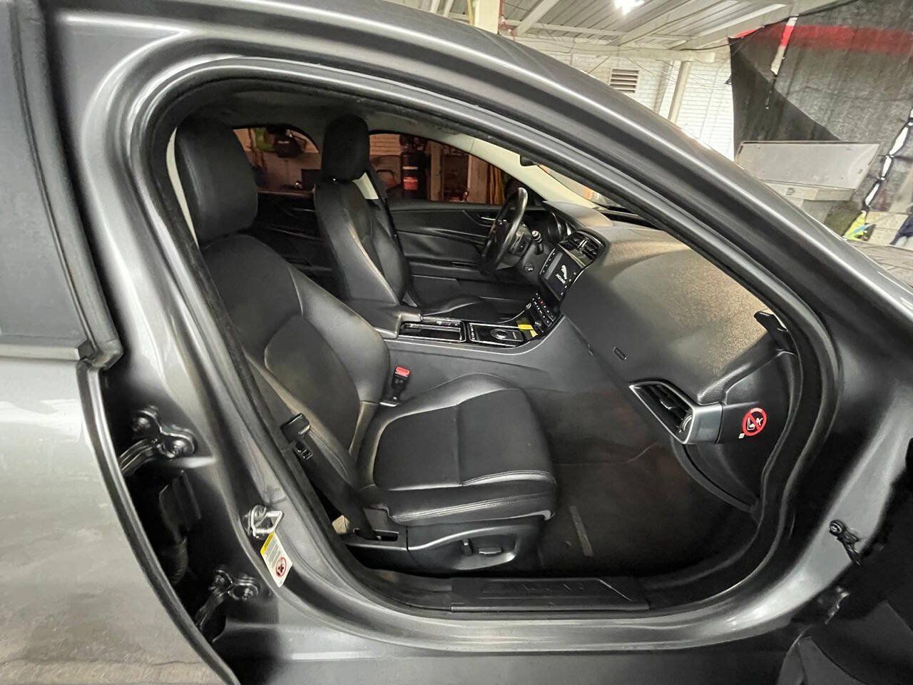 Used 2018 Jaguar XE Premium RWD image 18