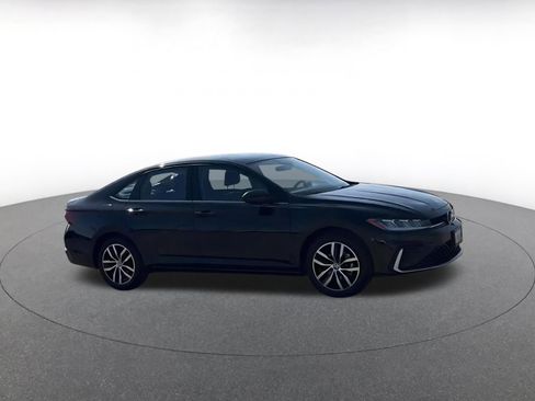 Used 2025 Volkswagen Jetta SE image 2