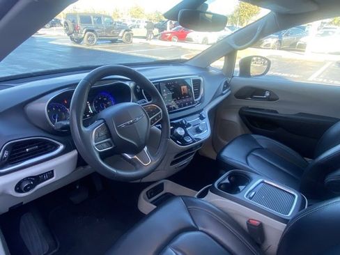 Used 2023 Chrysler Pacifica Touring-L image 12