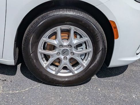 Used 2024 Chrysler Pacifica Touring-L FWD image 12