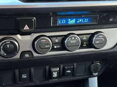 Used 2022 Toyota Tacoma TRD Off-Road image 18