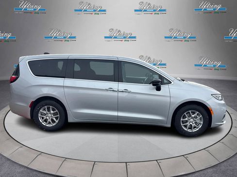 New 2026 Chrysler Pacifica Select image 2