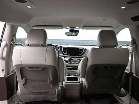 Used 2021 Chrysler Pacifica Touring-L image 52