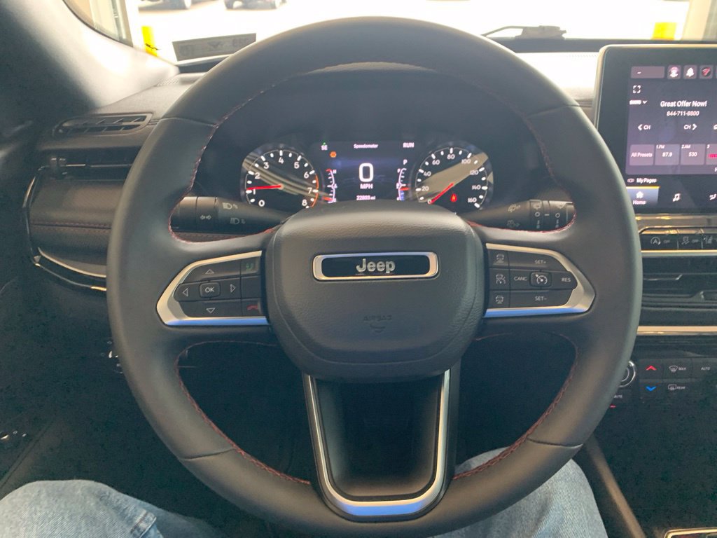 Used 2025 Jeep Compass Trailhawk AWD/4WD image 4