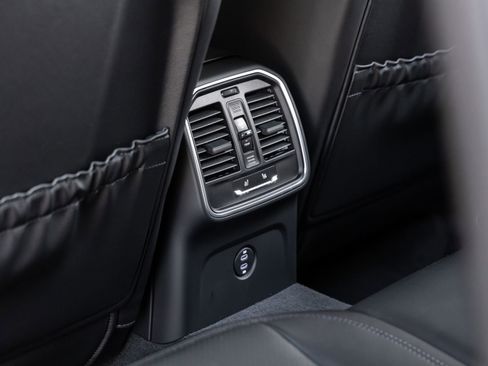 Certified 2026 Porsche Macan AWD/4WD image 37
