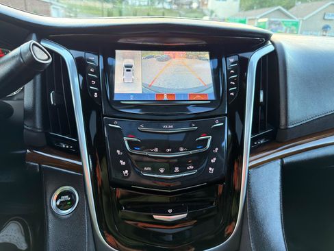 Used 2020 Cadillac Escalade ESV Premium Luxury AWD/4WD image 24