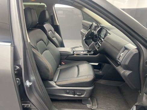 Used 2024 Nissan Pathfinder SL FWD image 19
