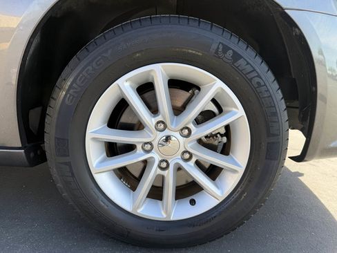 Used 2016 Dodge Grand Caravan SXT w/ UConnect Hands-Free Group FWD image 9