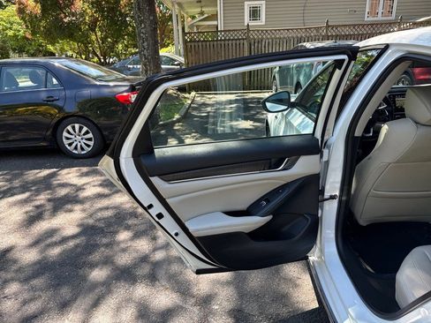 Used 2019 Honda Accord Touring image 12
