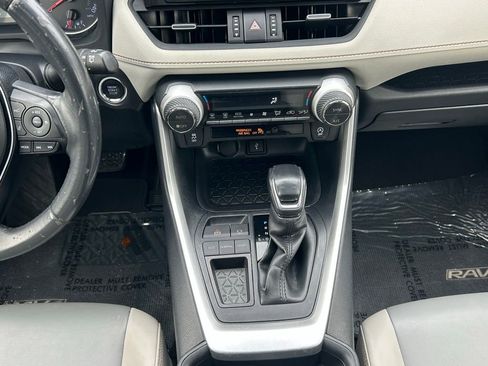 Used 2020 Toyota RAV4 XLE Premium FWD image 20