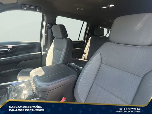 Used 2025 Chevrolet Suburban LS RWD image 24