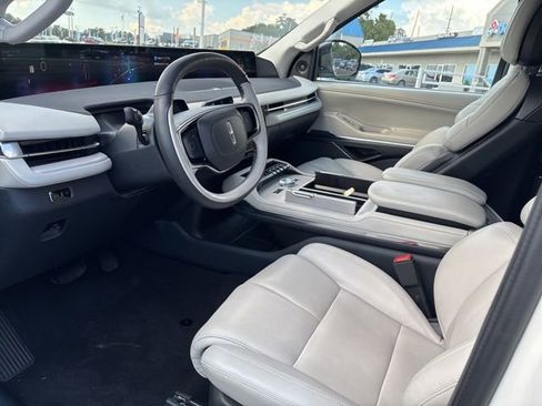 Used 2025 Lincoln Navigator Reserve AWD/4WD image 8