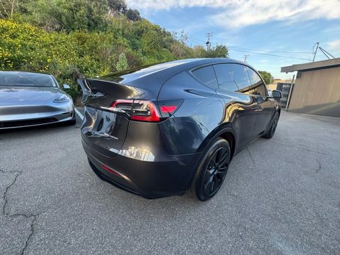 Used 2024 Tesla Model Y Long Range AWD/4WD image 5