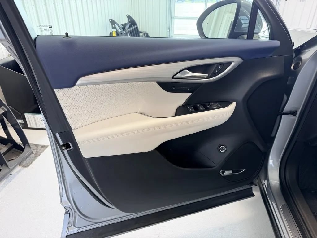 Used 2025 Buick Envision Avenir AWD/4WD image 9