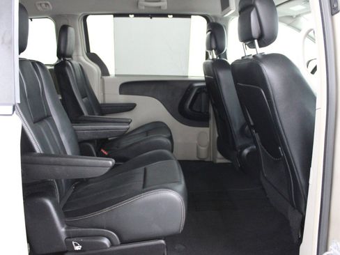 Used 2016 Chrysler Town & Country Touring w/ Driver Convenience Group FWD image 12