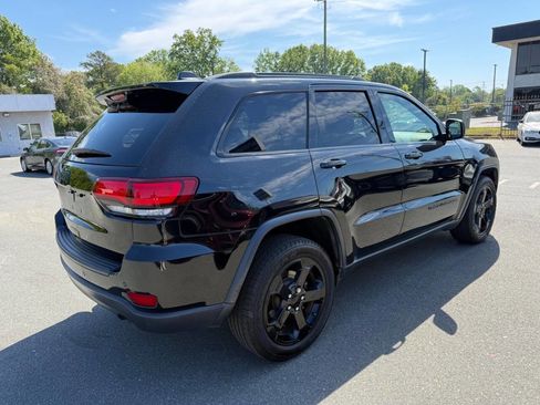 Used 2019 Jeep Grand Cherokee Laredo image 4