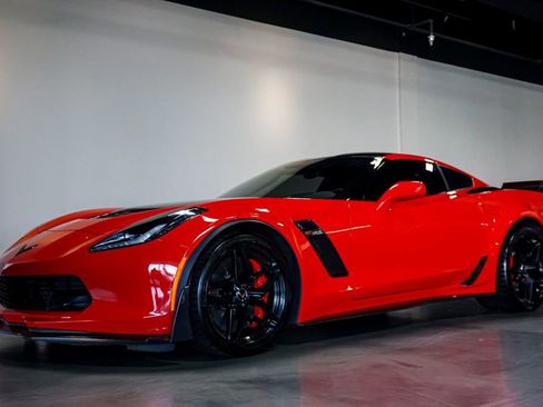 Used 2015 Chevrolet Corvette Z06 w/ 3LZ Preferred Equipment Group image 3