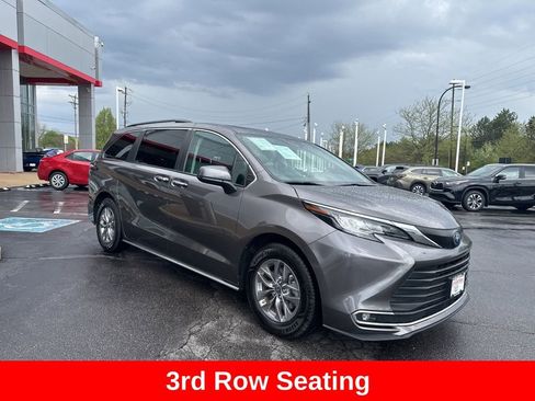 Used 2023 Toyota Sienna XLE image 10