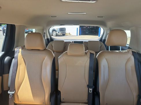 Used 2024 Kia Carnival LX FWD image 45