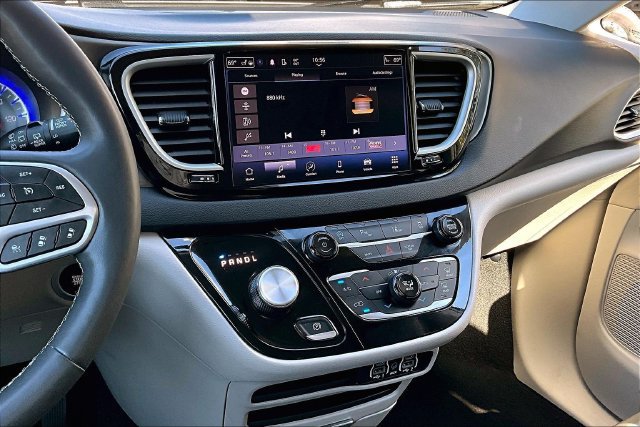 Used 2024 Chrysler Pacifica Touring-L FWD image 9
