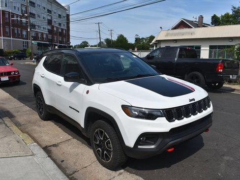 Used 2025 Jeep Compass Trailhawk AWD/4WD image 4