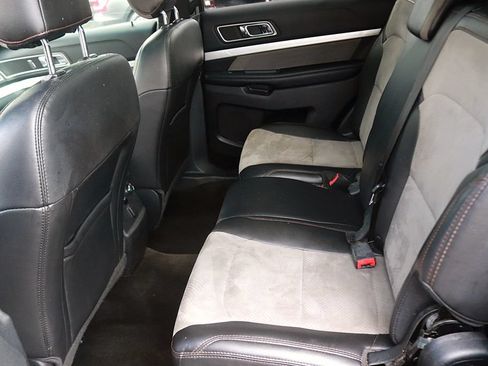 Used 2017 Ford Explorer XLT w/ Equipment Group 202A AWD/4WD image 15
