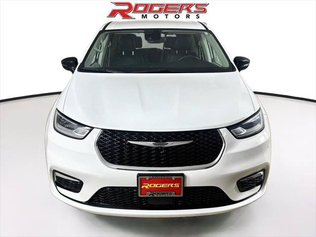 Certified 2024 Chrysler Pacifica Limited FWD image 2