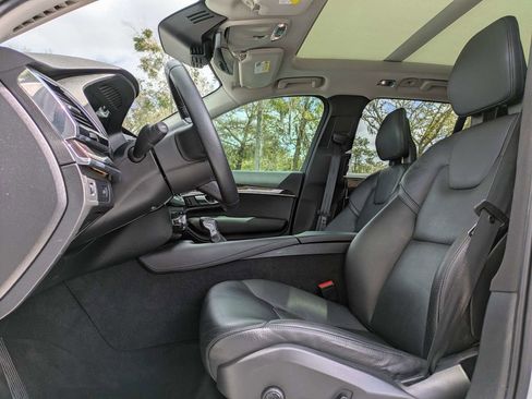 Used 2017 Volvo XC90 T6 Momentum w/ Vision Package image 2