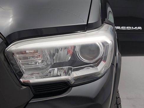 Used 2018 Toyota Tacoma SR5 image 31