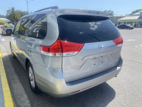 Used 2014 Toyota Sienna LE image 4