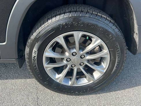 Used 2019 Jeep Cherokee Latitude Plus w/ Comfort/Convenience Group AWD/4WD image 16