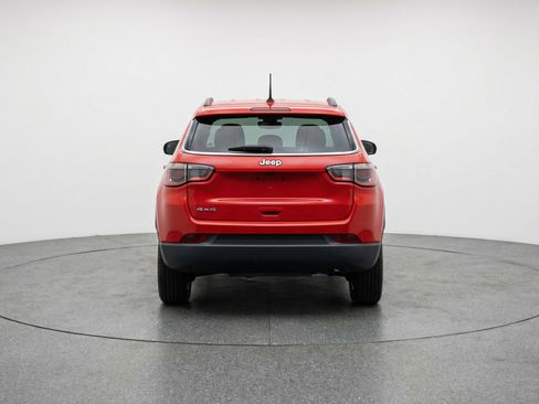 Used 2025 Jeep Compass Latitude AWD/4WD image 7