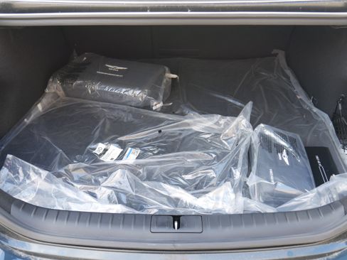 Used 2025 Genesis G70 2.5T image 6