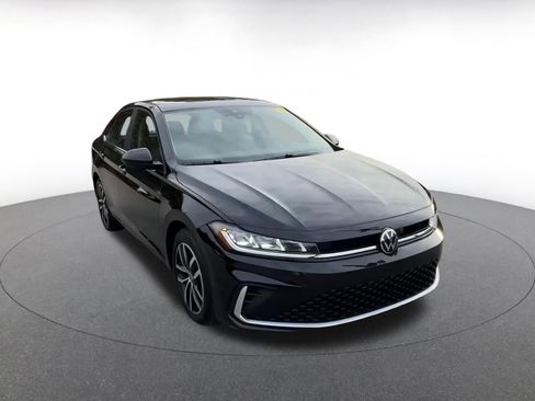 Used 2025 Volkswagen Jetta SE image 3