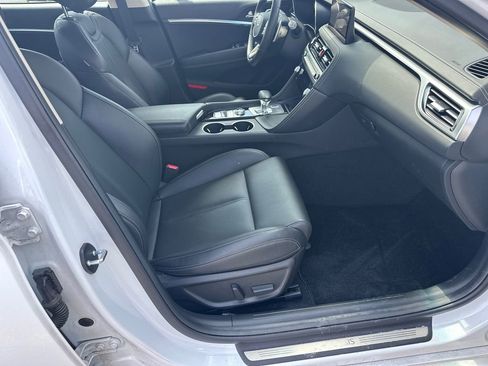 Used 2025 Genesis G70 2.5T image 13