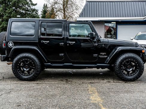 Used 2018 Jeep Wrangler Unlimited Sahara w/ Connectivity Group AWD/4WD image 22