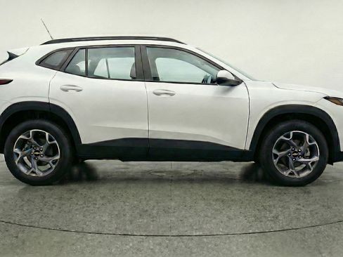 Used 2025 Chevrolet Trax LT w/ LT Convenience Package FWD image 11